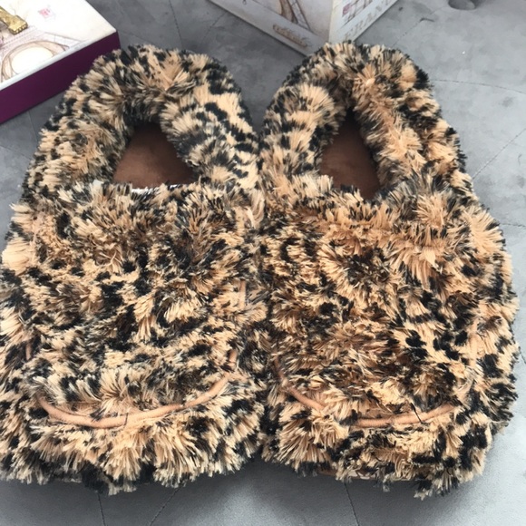 WARMIES Leopard Print Microwavable Lavender Scented Slippers. NWOB. - Picture 2 of 4